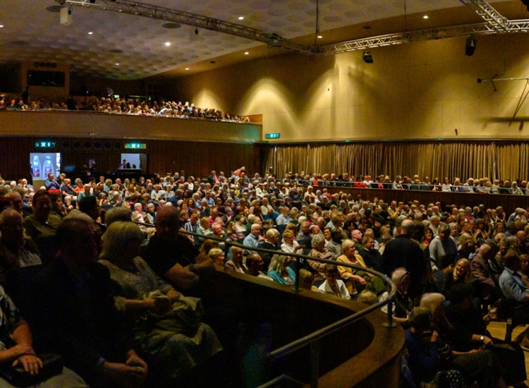 DE LA WARR AUDIENCE