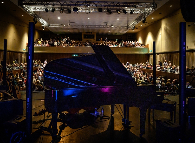 DE LA WARR AUDIENCE